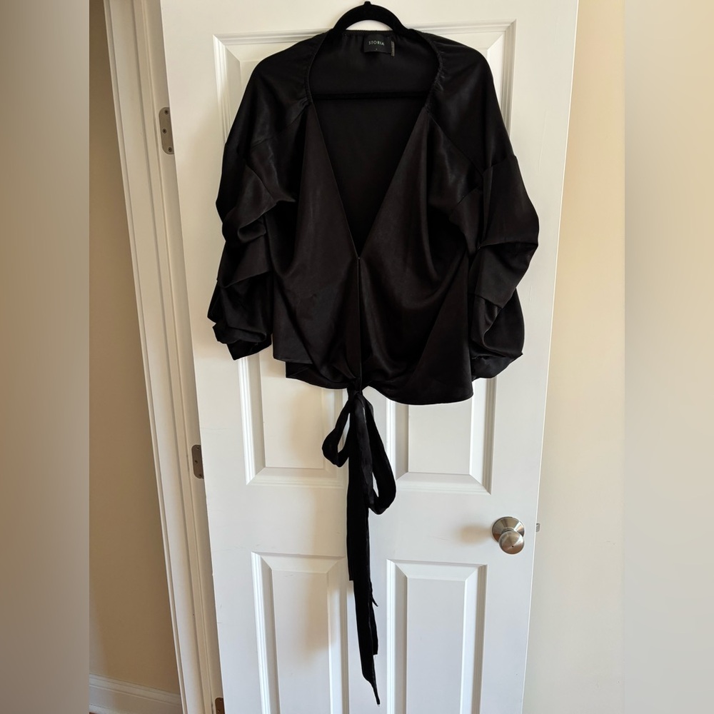 🟢STORIA. Black wrap blouse with ruched sleeves. Size large.